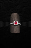 Sortija de Oro Blanco con Diamantes y Rubí Rojo