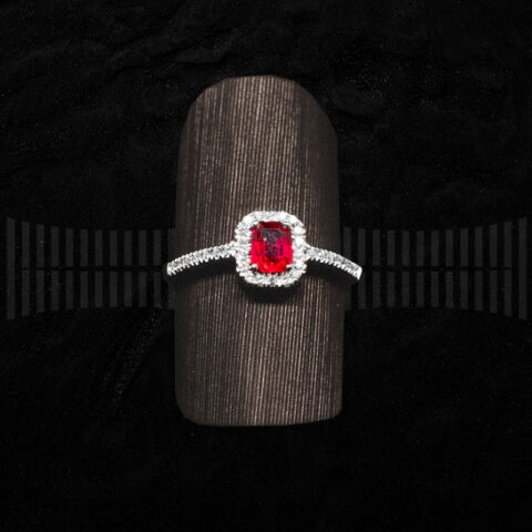 Sortija de Oro Blanco con Diamantes y Rubí Rojo