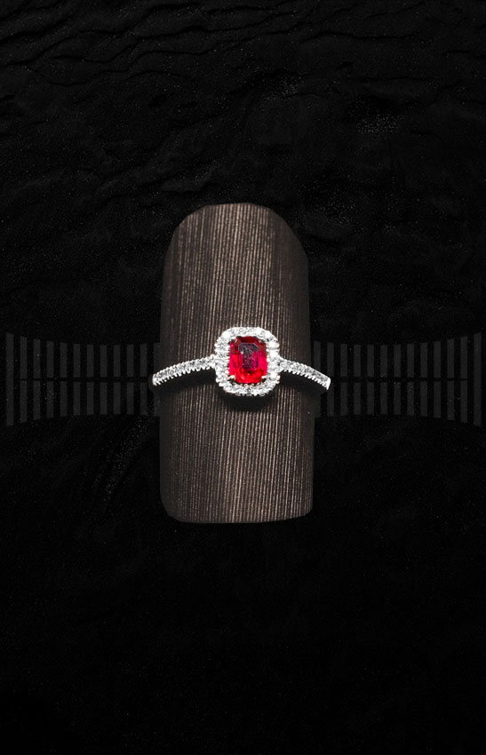 Sortija de Oro Blanco con Diamantes y Rubí Rojo