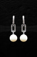 Pendientes de Oro Blanco con Diamantes y Perla Cultivada
