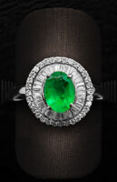 Sortija de Oro Blanco con Diamantes y Esmeralda