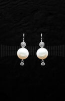 Pendientes de Oro Blanco con Diamantes y Perla Cultivada