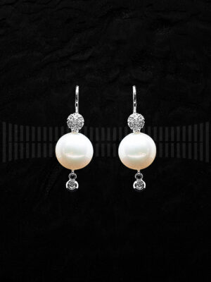 Pendientes de Oro Blanco con Diamantes y Perla Cultivada