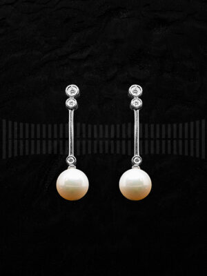 Pendientes de Oro Blanco con Diamantes y Perla Cultivada