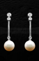 Pendientes de Oro Blanco con Diamantes y Perla Cultivada