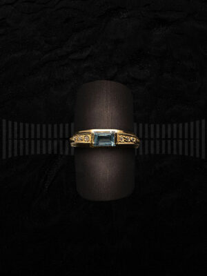 Sortija de Oro Amarillo con Circonitas y Aguamarina