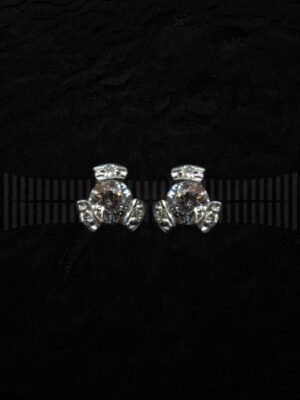 Chatón con Brillantes en garras