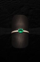 Sortija Oro amarillo esmeralda y brillantes