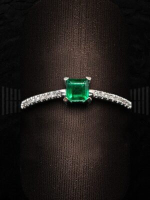 LUM BT 2DE SORTIJA ESMERALDA Y BRILLANTES-detalle