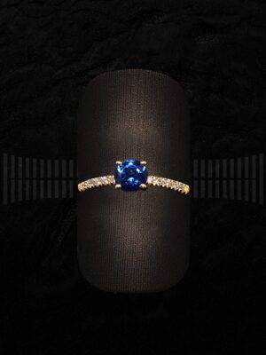 Sortija Zafiro Azul con Diamantes y Oro Rosa