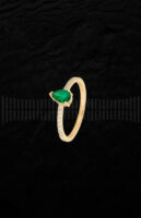 Anillo de oro amarillo, diamantes y esmeralda