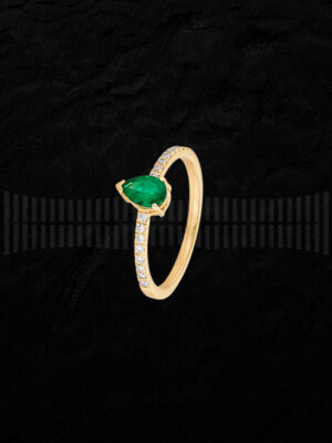 Anillo de oro amarillo, diamantes y esmeralda