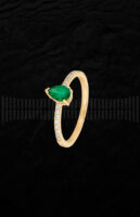 Anillo de oro amarillo, diamantes y esmeralda