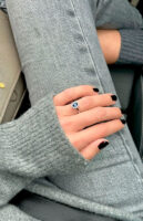 Anillo de oro blanco de 1ª Ley con zafiro central y diamantes talla brillante