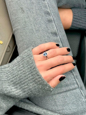 Anillo de oro blanco de 1ª Ley con zafiro central y diamantes talla brillante