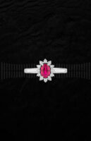 Anillo de oro blanco de 1ª Ley con rubí central y diamantes talla brillante