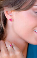 Anillo de oro blanco de 1ª Ley con rubí central y diamantes talla brillante