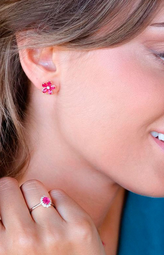 Anillo de oro blanco de 1ª Ley con rubí central y diamantes talla brillante