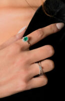 Anillo de oro blanco con esmeralda central rodeada de diamantes