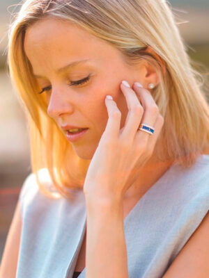 Anillo de oro blanco, zafiros y diamantes