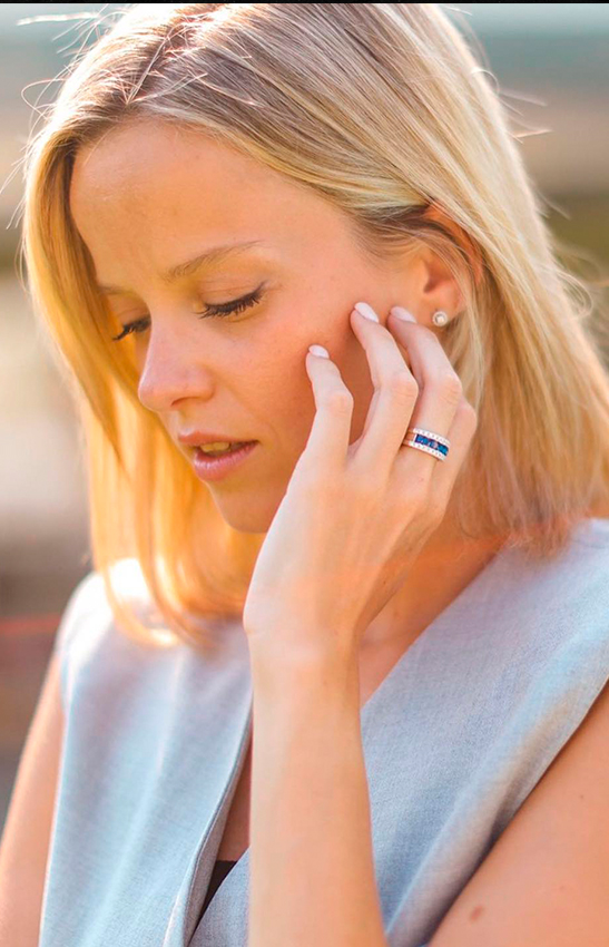 Anillo de oro blanco, zafiros y diamantes