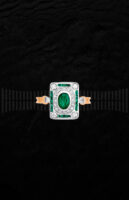 Anillo diseño art-decó en oro blanco y amarillo, esmeraldas y diamantes