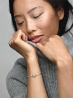 Pulsera Rígida Cierre de Corazón Logotipo