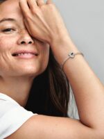 Charm en plata de ley Nudo de Corazón