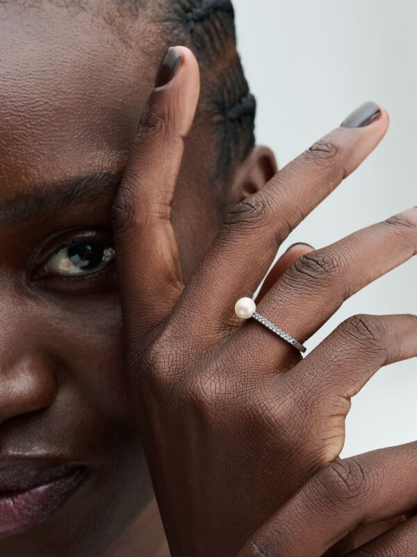 Anillo Perla Cultivada de Agua Dulce Tratada y Pavé